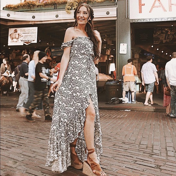 Olivaceous Dresses & Skirts - Olivaceous Ruffle Front Floral Dress Sz Small